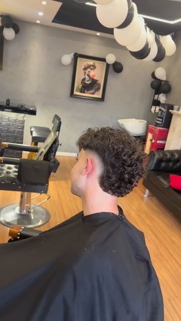 Cliente com corte finalizado no interior da Styllu's Barbearia