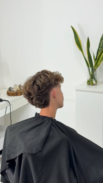 Corte cacheado com volume e acabamento