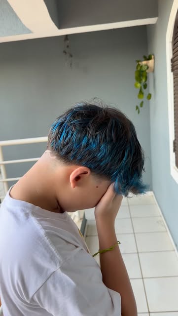 Corte moderno com coloração azul