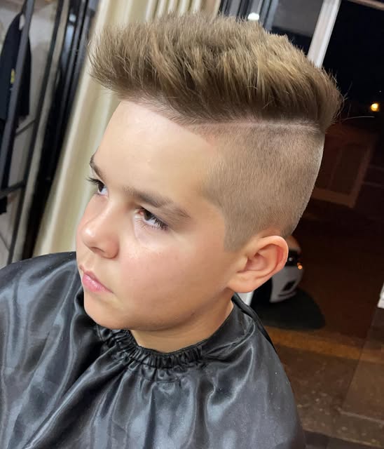 Corte infantil com laterais baixas e topo texturizado