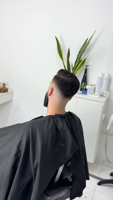 Corte social masculino penteado para trás