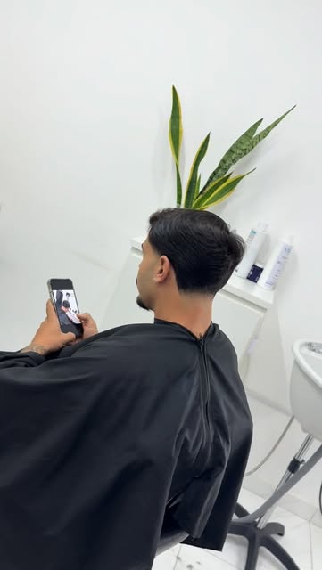 Corte masculino com degradê e acabamento alinhado