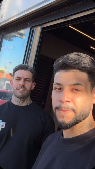 Profissionais da Styllu's Barbearia na entrada do espaço
